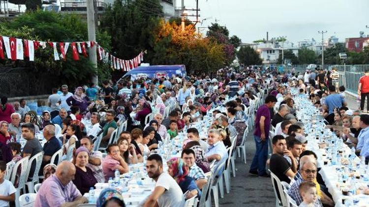 Tarsusta vatandaşlar iftar sofrasında buluştu