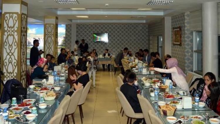 Ercişte yetim ve öksüz çocuklara iftar