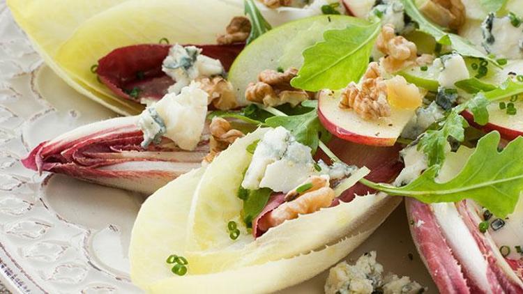 Rokfor, ceviz ve elmalı hindiba salatası tarifi