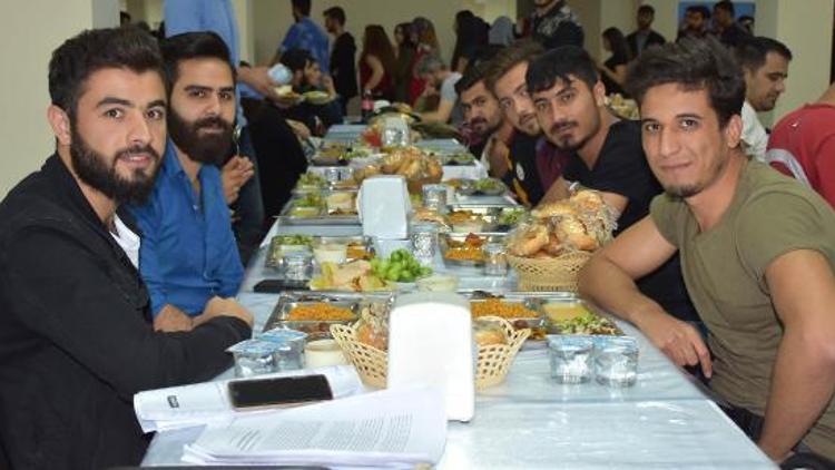 Üniversitede öğrencilere ücretsiz iftar yemeği