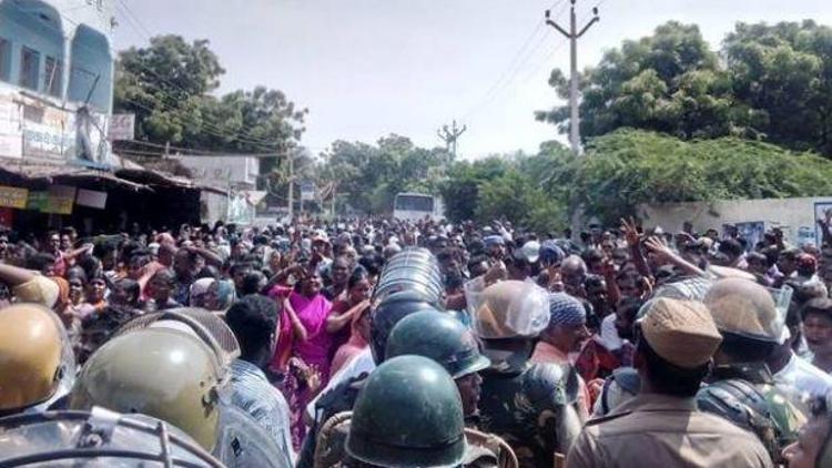 Hindistanda polis 9 göstericiyi öldürdü