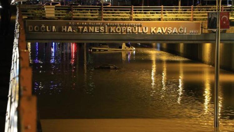 Diyarbakırda yarım saatlik yağış yaşamı olumsuz etkiledi - Ek fotoğraflar