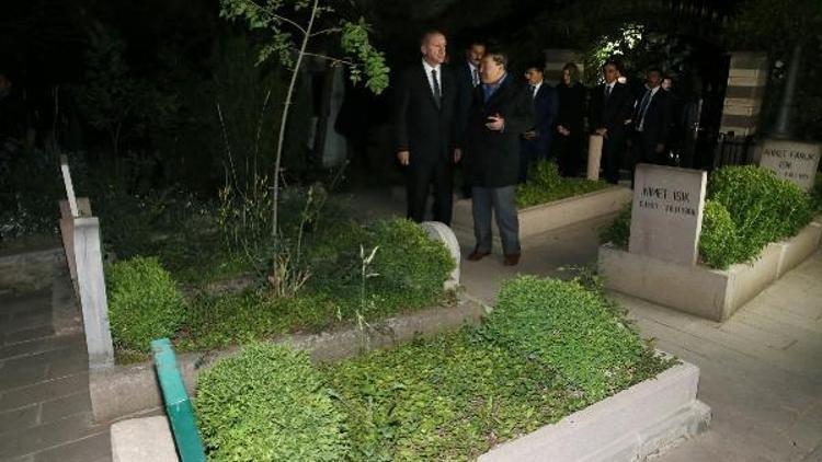 Cumhurbaşkanı Erdoğan; Seyyid Abdülhakim Arvasi, Hz. Abdurrahim Karakoç ve Mustafa Asım Köksalın kabirlerini ziyaret etti (Fotoğraflar)