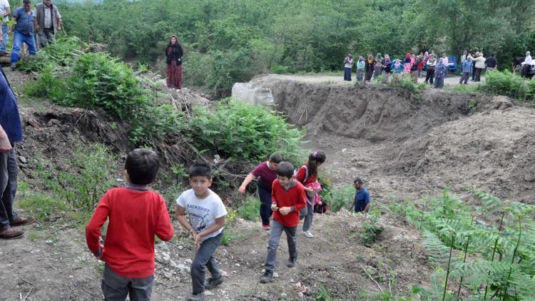 Dere yatağında okul yolu