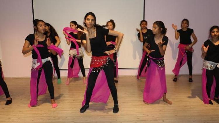 Roman kız çocukları, Hint dansı öğreniyor