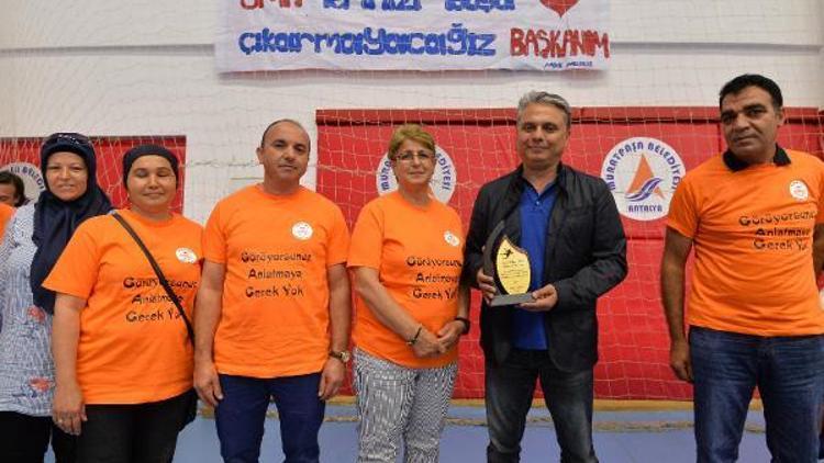 Sporcu velilerinden Başkan Uysala plaket