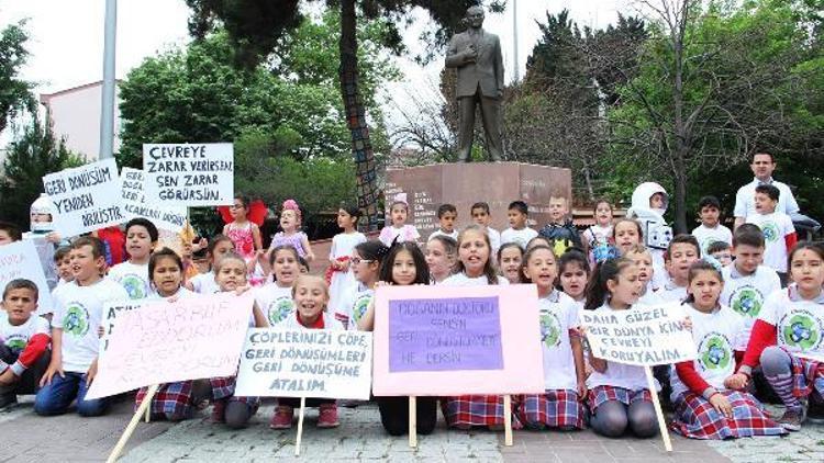 Geliboluda öğrenciler geri dönüşüm kıyafetleriyle yürüdü