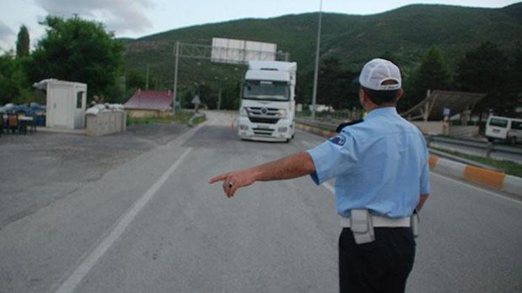 Polisleri karşısında görünce...