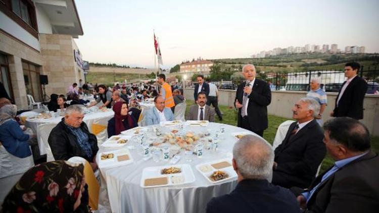 Başkan Yaşar, Yenimahallelileri iftarlarda ağırlıyor