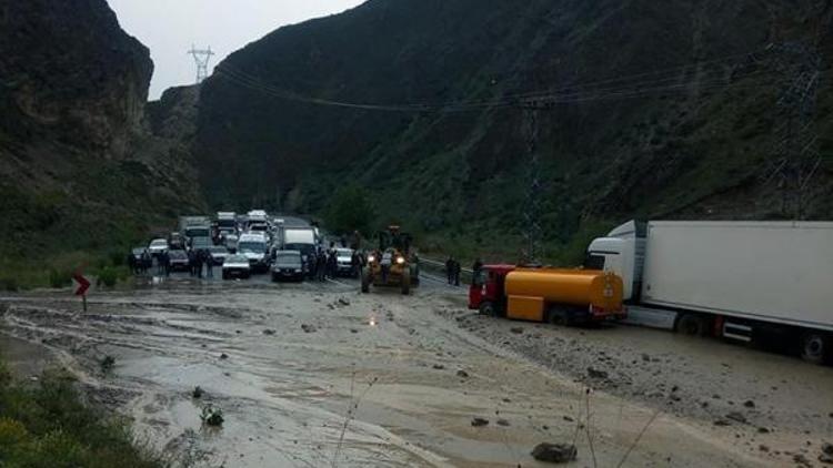 Erzurumda sel, yolu kapattı