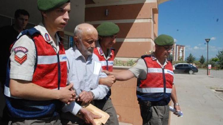 Oğlu ve torununu öldüren 85’lik sanık, hakim karşısına çıktı