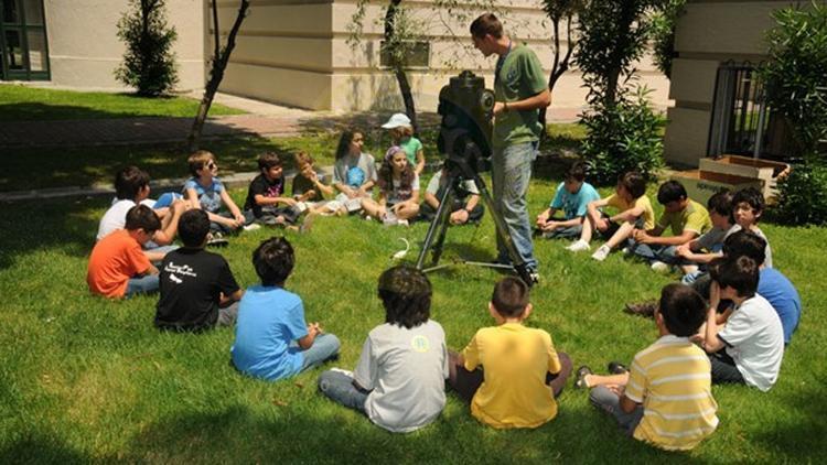 Çocuk üniversitesi için kayıt zamanı