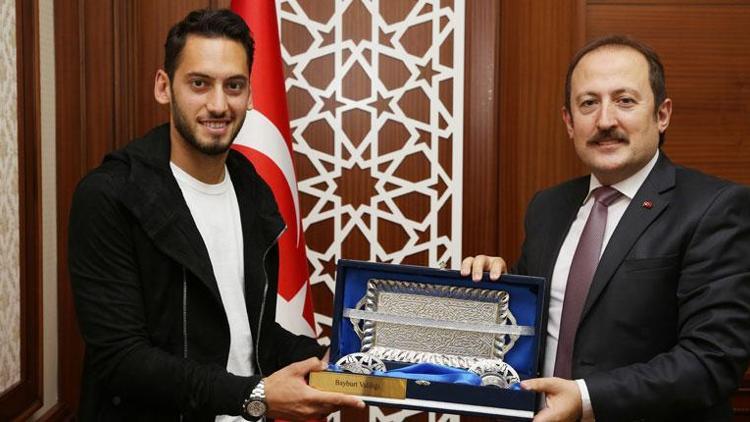 Hakan Çalhanoğlu Bayburt valisini ziyaret etti