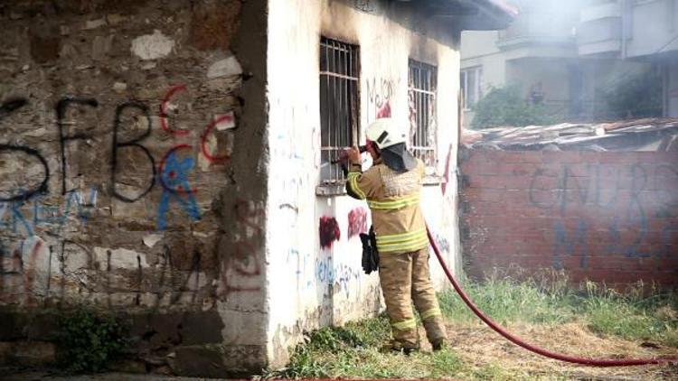 İzmirde, kullanılmayan bir evde yangın çıktı