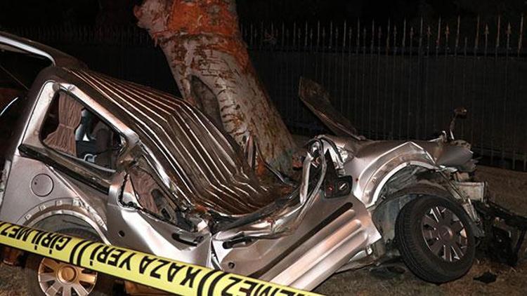 Gece yarısı otomobil, önce bisikletlilere sonra ağaca çarptı: 2 ölü