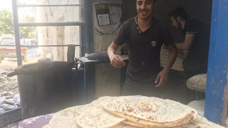 Suriyelilerin tandır ekmeği iftar sofralarında