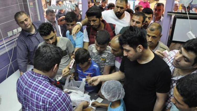 Meyan şerbeti almak için sıra bekliyorlar