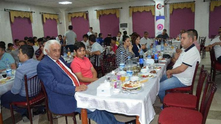 Osmaniyesporlu taraftarlar iftar programında buluştu