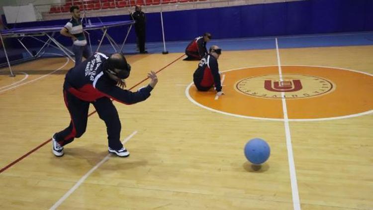 Üniversite öğrencileri goalball oyununda zor anlar yaşadı