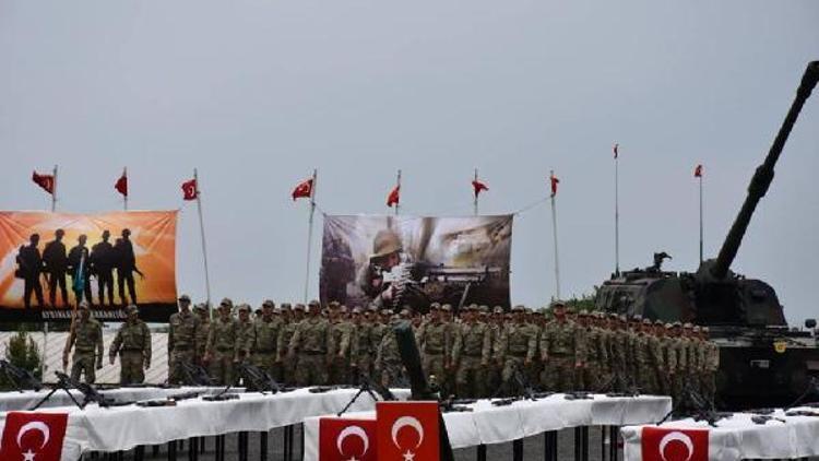 Kadir Albayrak, kısa dönem askerlerin yemin törenine katıldı