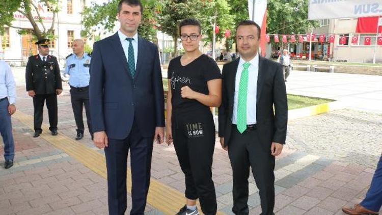 Genç Bayanlar Muay Thai Türkiye Şampiyonu Güler, Bayramiçte ziyaretlerde bulundu