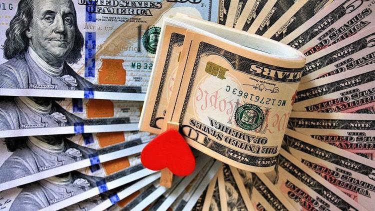 Çinli aşık, sevgilisine 52 bin dolardan oluşan para buketi hediye etti