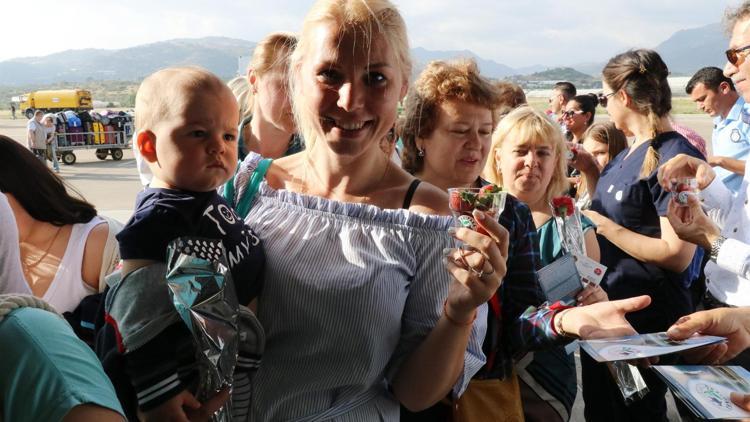 Rus turistler çilek ve çiçekle karşılandı