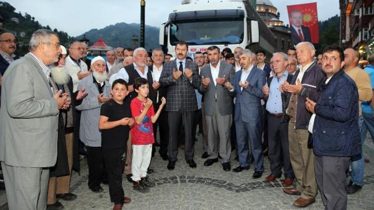 İftar sonrası Afrin’e yardım TIRını uğurladılar