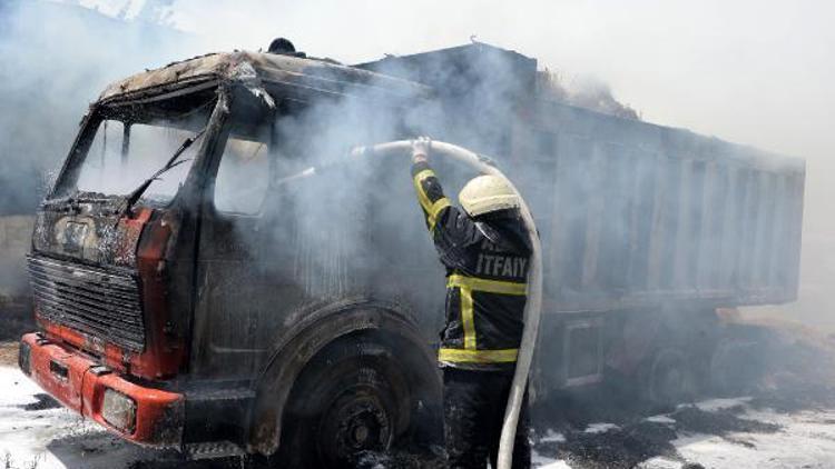Anız yangını, 25 ton samanı ve 2 kamyonu kül etti