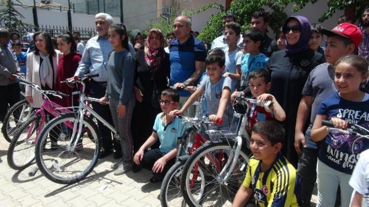 Kiliste 100 çocuğa bisiklet