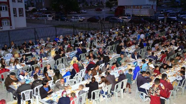 Başkan Seçen, vatandaşlarla mahalle iftarında kucaklaştı