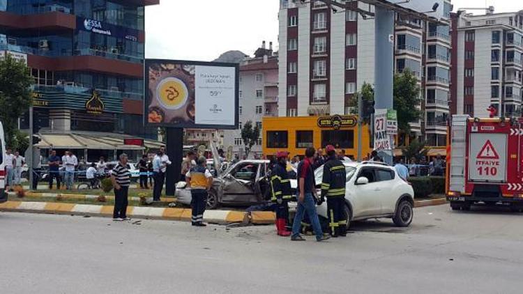 Tokatta iki otomobil çarpıştı: 1 ölü, 5 yaralı