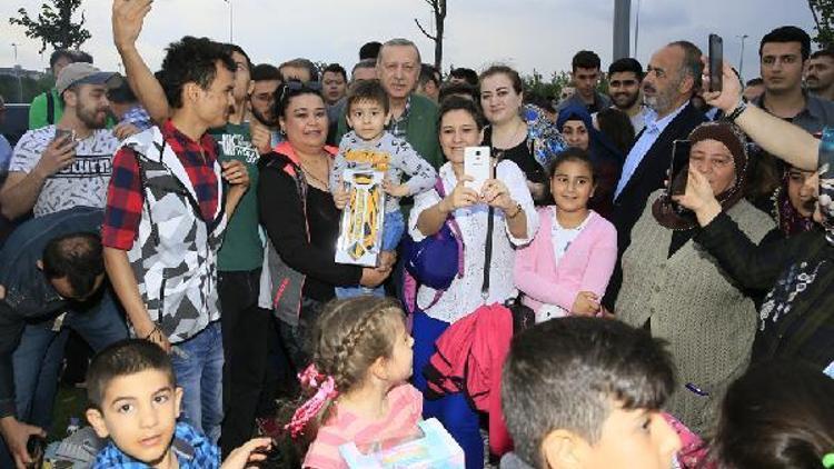 Erdoğan, sahilde iftarı bekleyen vatandaşları ziyaret etti