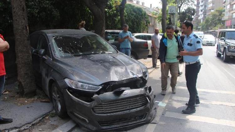 Otomobillerin işgal ettiği kaldırımı kullanamadı, minibüs çarptı