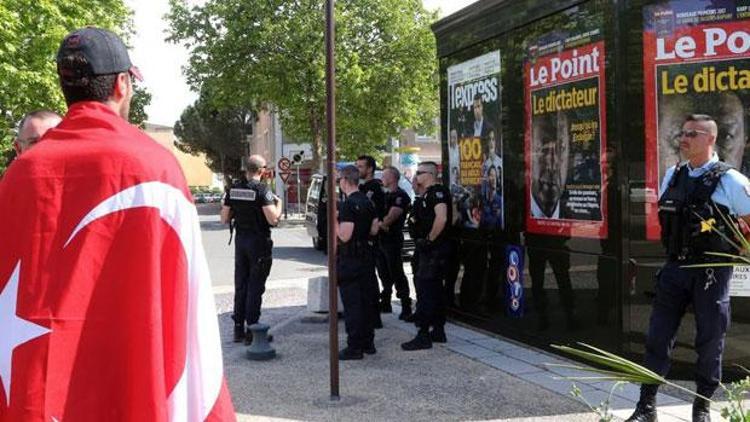 Fransa’da indirilen Le Point afişi, belediye başkanı ve jandarmalar eşliğinde tekrar asıldı