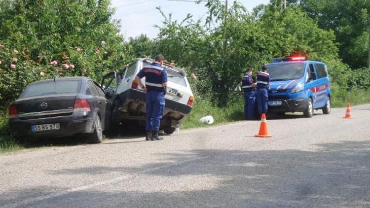 Sinopta otomobiller çarpıştı: 2 yaralı