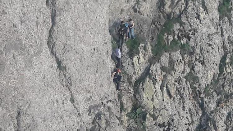 Dağda uçkun otu toplarken kayalıklardan düşen bir kişi öldü, bir kişi yaralandı