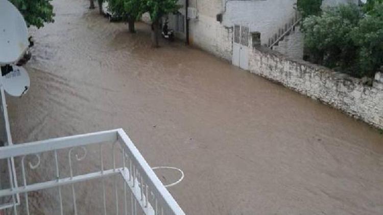 Sağanak yağış Ödemişin iki mahallesinde etkili oldu