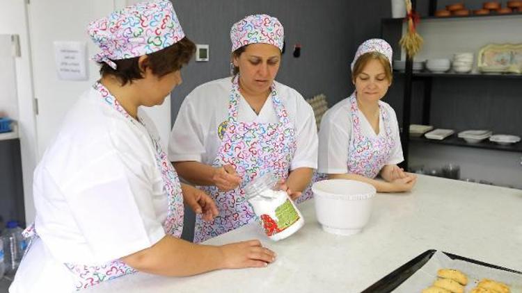 Aşçılık kursiyerleri iftar sofralarını donatıyor