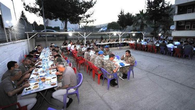 Vali Coşkun, iftarını askerlerle birlikte yaptı