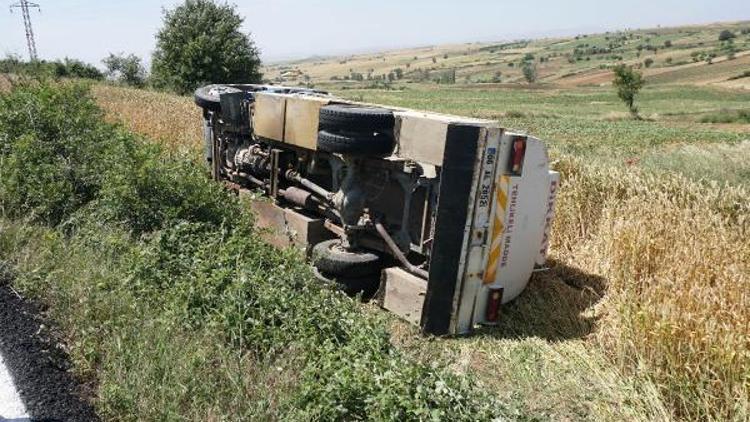 Devrilen mazot tankerinin sürücüsü yaralandı