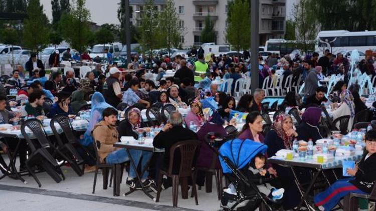 Aksaray Belediyesinin iftar yemekleri devam ediyor
