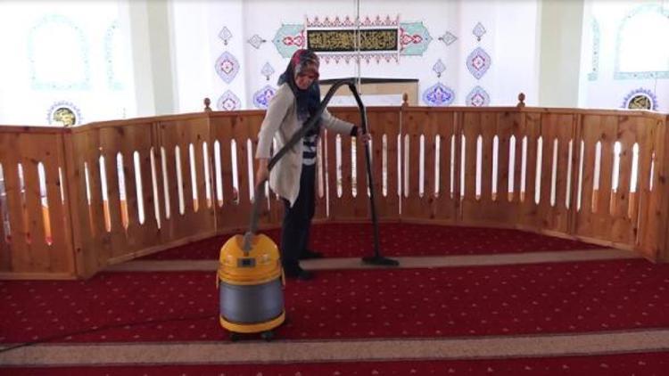 Bünyanda camilerin temizliğini kadınlar yapıyor
