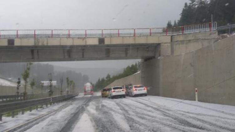 Dolu, Ilgaz Dağı geçidinde ulaşımı yavaşlattı