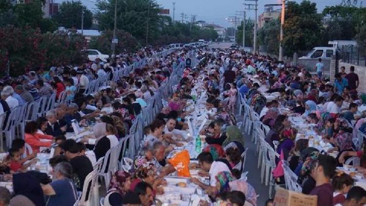 Osmaniyede yüzlerce mahalleli iftar sofrasında buluştu