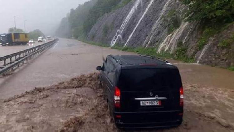 Karadeniz Sahil Yolunda ulaşıma heyelan engeli/ Ek fotoğraflar