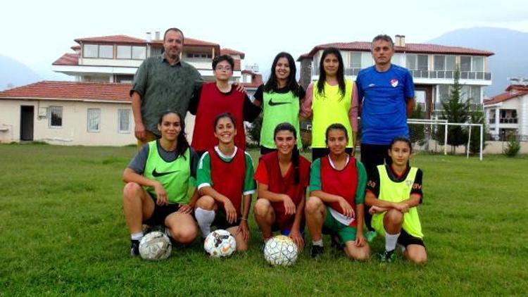 Erken evliliğe karşı kız futbol takımı kurdu