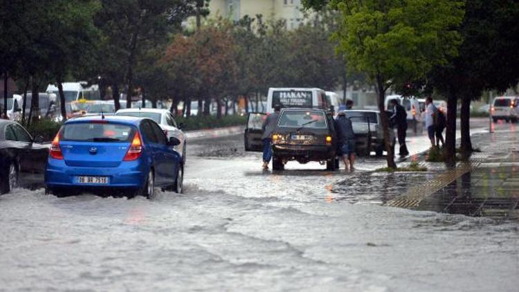 Ankara’da sağanak ve dolu hayatı olumsuz etkiledi