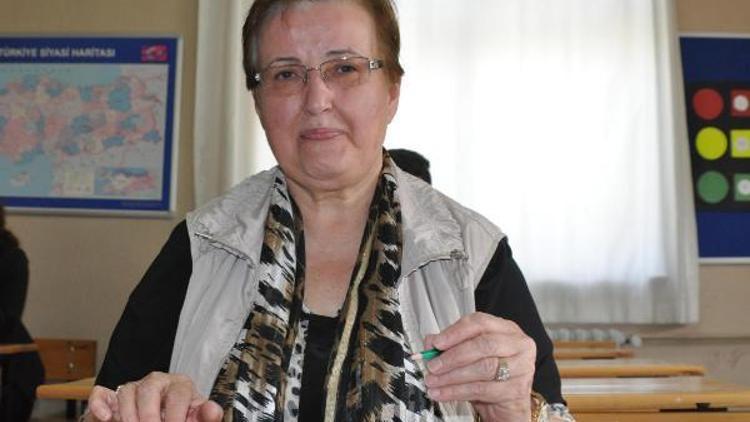 Almanyadan emekli 70 yaşındaki gurbetçi kadın, okuma yazma öğrenecek