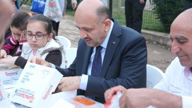 Başbakan Yardımcısı Fikri Işık, mahalle iftarına katıldı